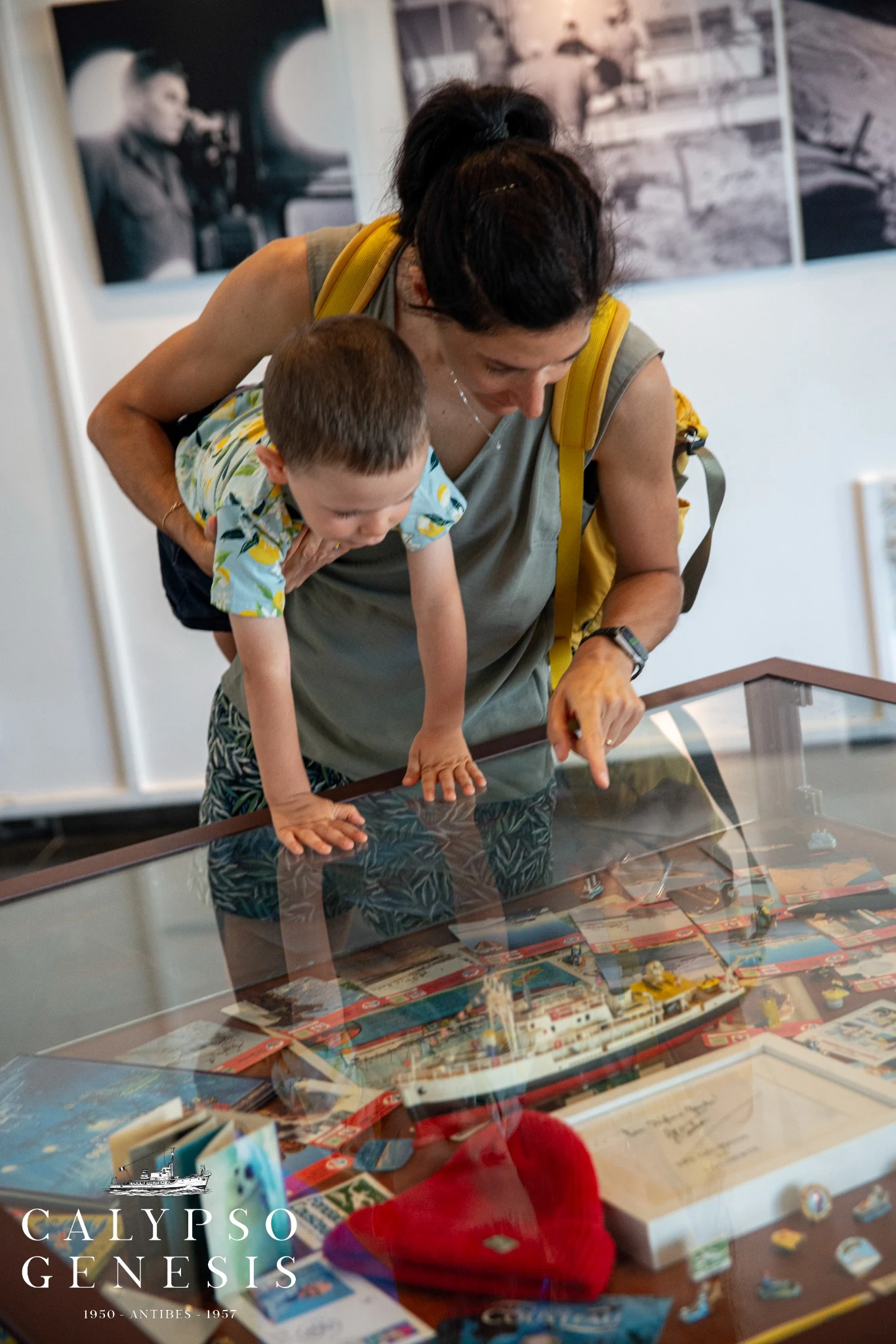 Une mère et un enfant découvrent les objets exposés.