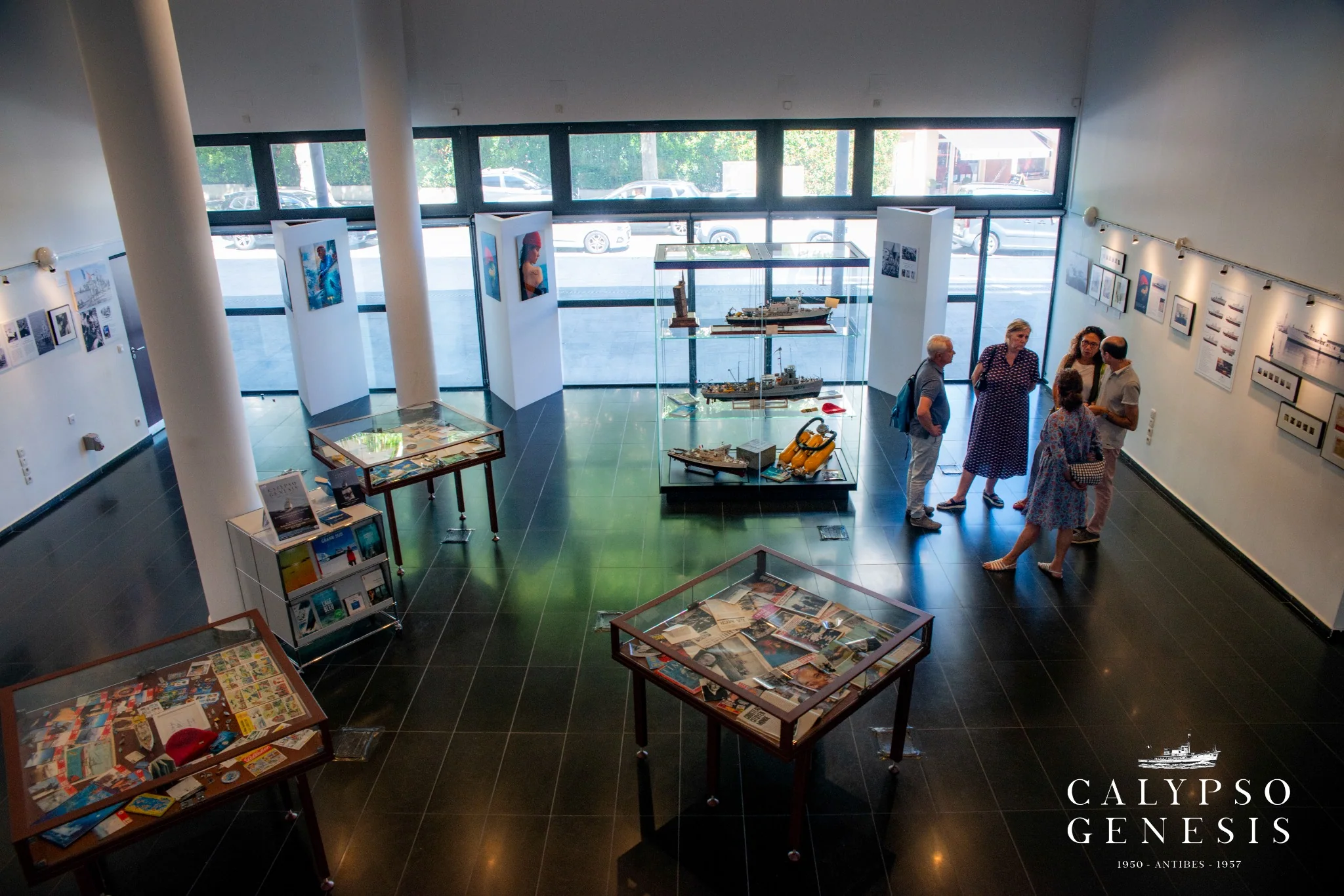 Vue générale de la salle de l’exposition Calypso Genesis à la Médiathèque Albert-Camus