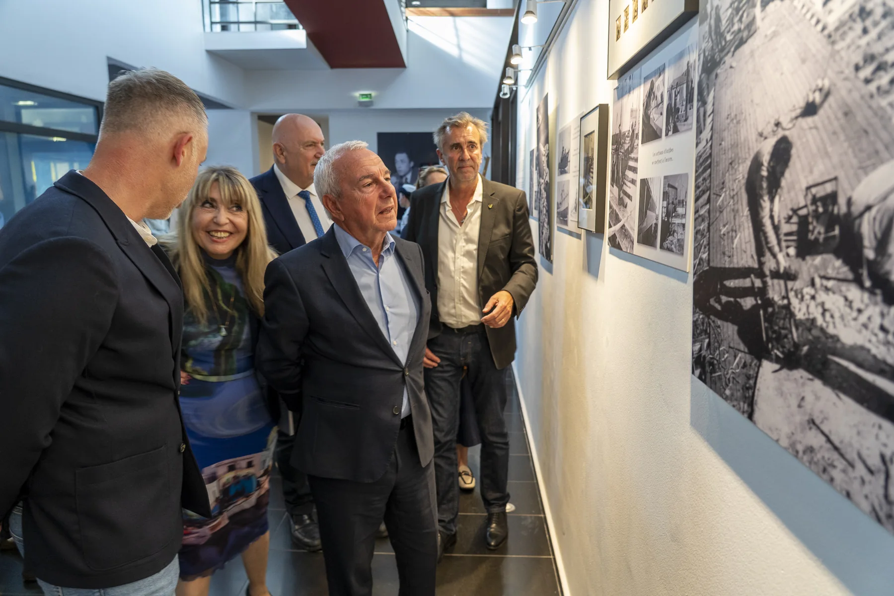 Jean Leonetti, maire d’Antibes Juan-les-Pins, découvre l’exposition.