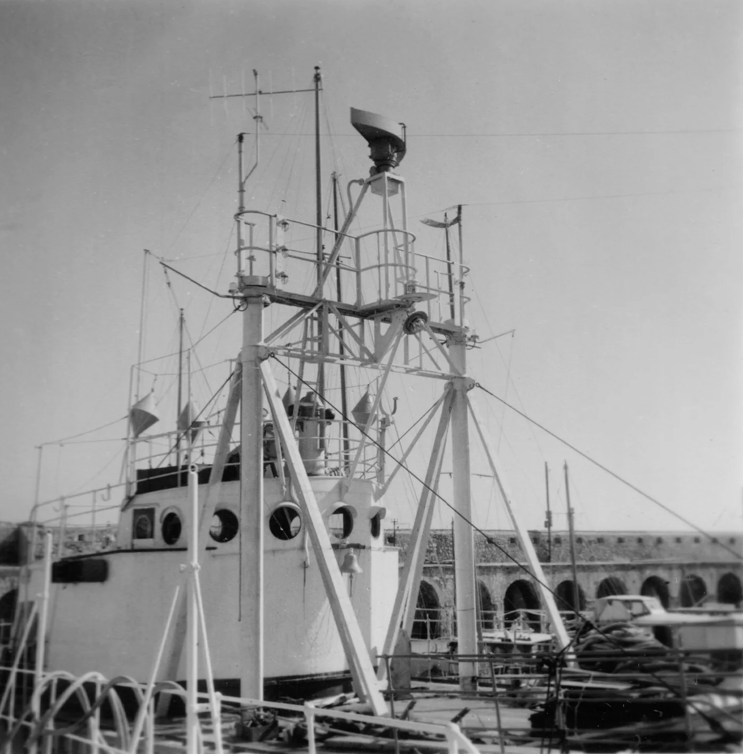 Timonerie de la Calypso au chantier, antennes et équipements en cours d’installation